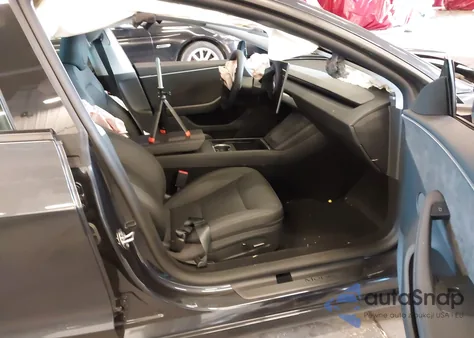 2025 Tesla Model 3 Long Range All-Wheel Drive z USA, uszkodzony, nr VIN 5YJ3E1EB0SF069127